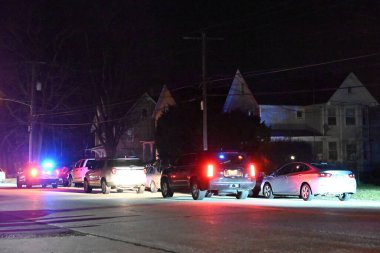 (Tetikçi Knowlton Kasabası, New Jersey 'de görüldü. 12 Şubat 2024, Knowlton Township, New Jersey, ABD: Pazartesi akşamı Knowlton Township, New Jersey 'deki Columbia Caddesi' nde aktif bir tetikçi bildirildi.