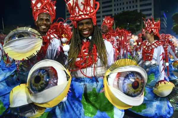 リオデジャネイロ ブラジル 2024 リオデジャネイロの中心にあるマルケス サプカイにあるヴィラ イザベル サンバ学校は エキサイティングなパレードを開催しています — ストック写真