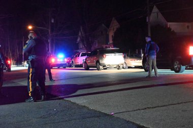 (Tetikçi Knowlton Kasabası, New Jersey 'de görüldü. 12 Şubat 2024, Knowlton Township, New Jersey, ABD: Pazartesi akşamı Knowlton Township, New Jersey 'deki Columbia Caddesi' nde aktif bir tetikçi bildirildi.