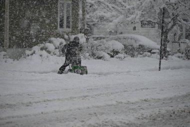 Kar fırtınası Fair Lawn, New Jersey 'deki Fair Lawn Lisesi' ni etkiliyor. 13 Şubat 2024, Fair Lawn, New Jersey, ABD: Şiddetli kar yağışı nedeniyle New Jersey 'deki Fair Lawn Lisesi' nde kar fırtınası okul ve derslere yol açmıyor