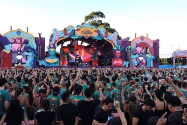 Sao Paulo (SP), 02 / 12 / 2024 - Pazartesi öğleden sonra şehirdeki karnaval etkinliklerini kontrol etmek için bugüne kadarki en büyük seyirciyi kaydetti. Çok çeşitli ve havalı bir seyirci prim dans pistlerine yayıldı.