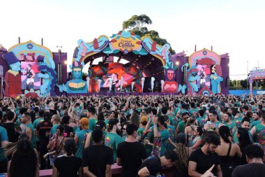 Sao Paulo (SP), 02 / 12 / 2024 - Pazartesi öğleden sonra şehirdeki karnaval etkinliklerini kontrol etmek için bugüne kadarki en büyük seyirciyi kaydetti. Çok çeşitli ve havalı bir seyirci prim dans pistlerine yayıldı.