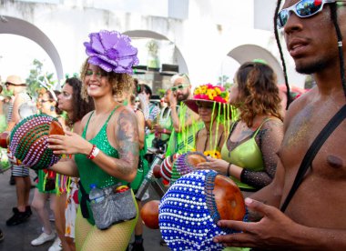 Rio de Janeiro (RJ) demokratik değerler. Şenlik, aynı zamanda özgürlük ve dönüşüm çığlıkları olarak hizmet veren iyi huylu karnaval yürüyüşlerinden kaynaklandı. Bu çarşamba günü (14) 2024 
