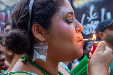 Rio de Janeiro (RJ) demokratik değerler. Şenlik, aynı zamanda özgürlük ve dönüşüm çığlıkları olarak hizmet veren iyi huylu karnaval yürüyüşlerinden kaynaklandı. Bu çarşamba günü (14) 2024 