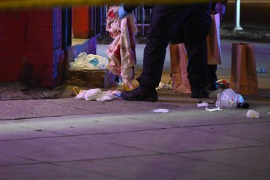 Dedektifler, çarşamba akşamı Washington DC 'de iki kişinin vurulduğu bir restoranda gerçekleşen vurulma olayından perşembe sabahı kanıt topluyorlar. 15 Şubat 2024, Washington, DC, ABD: Çarşamba akşamı yaklaşık 21: 30