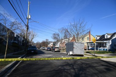 Dedektifler Hanna Place Güneydoğu Washington 'da bir konutu araştırıyor ve kanıt topluyorlar. 15 Şubat 2024, Washington, DC, ABD: Polis, perşembe sabahı yerleşik bir suç mahalliyle olay yerinde ve kanıt topluyor 