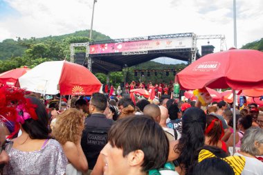 Rio de Janeiro (RJ) Brazil 02 / 17 / 2024 - Mulheres de Chico Rio 'nun karnavalında en çok eğlenen bloklardan biri. Geçit töreni Rio de Janeiro 'nun güney bölgesindeki Leme plajında bir gelenektir.