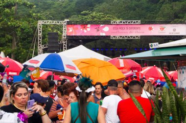 Rio de Janeiro (RJ) Brazil 02 / 17 / 2024 - Mulheres de Chico Rio 'nun karnavalında en çok eğlenen bloklardan biri. Geçit töreni Rio de Janeiro 'nun güney bölgesindeki Leme plajında bir gelenektir.