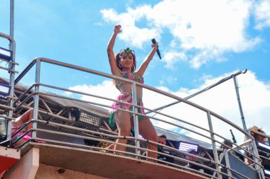 RIO de JANEIRO (RJ), Brezilya 02 / 17 / 2024 - Brezilyalı şarkıcı Anitta, Rua Primeiro de Marco 'da mega bloğuna başladı ve Av' da sona erdi. Başkan Antonio Carlos 'u. Etkinliğe coşkulu bir hayran ve şenlik seyircisi katılıyor