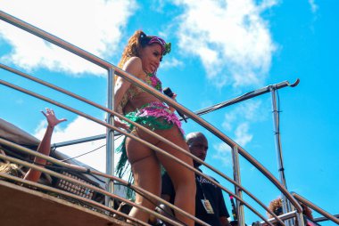 RIO de JANEIRO (RJ), Brezilya 02 / 17 / 2024 - Brezilyalı şarkıcı Anitta, Rua Primeiro de Marco 'da mega bloğuna başladı ve Av' da sona erdi. Başkan Antonio Carlos 'u. Etkinliğe coşkulu bir hayran ve şenlik seyircisi katılıyor