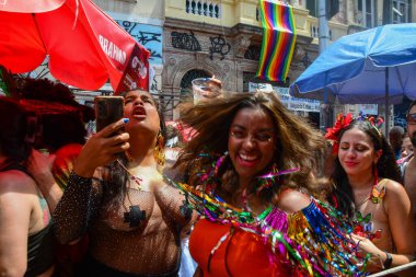 RIO DE JANEIRO (RJ) Brazil 02 / 17 / 2024 - Quizomba bloğu Lapa 'daki Avenida Mem de Sa' dan ayrıldı ve Gloria Mahallesi sokaklarından geçerek Rio de Janeiro 'daki Lapa' ya geri döndü.