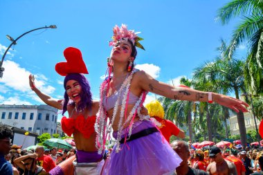 RIO DE JANEIRO (RJ) Brazil 02 / 17 / 2024 - Quizomba bloğu Lapa 'daki Avenida Mem de Sa' dan ayrıldı ve Gloria Mahallesi sokaklarından geçerek Rio de Janeiro 'daki Lapa' ya geri döndü.