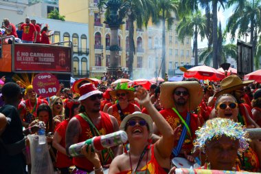 RIO DE JANEIRO (RJ) Brazil 02 / 17 / 2024 - Quizomba bloğu Lapa 'daki Avenida Mem de Sa' dan ayrıldı ve Gloria Mahallesi sokaklarından geçerek Rio de Janeiro 'daki Lapa' ya geri döndü.