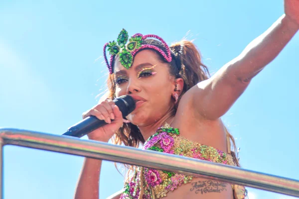 RIO de JANEIRO (RJ), Brezilya 02 / 17 / 2024 - Brezilyalı şarkıcı Anitta, Rua Primeiro de Marco 'da mega bloğuna başladı ve Av' da sona erdi. Başkan Antonio Carlos 'u. Etkinliğe coşkulu bir hayran ve şenlik seyircisi katılıyor