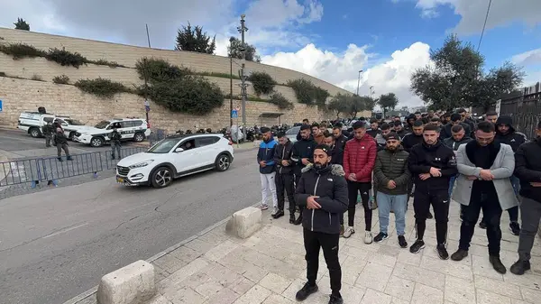以色列士兵阻止穆斯林朝拜者进入阿克萨清真寺 2024年2月16日 以色列耶路撒冷 — 图库照片