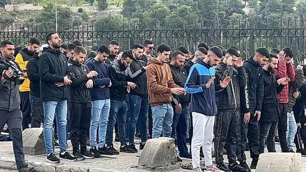Los Soldados Israelíes Impiden Que Los Adoradores Musulmanes Entren Mezquita — Foto de Stock