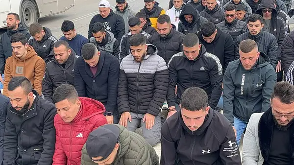 Los Soldados Israelíes Impiden Que Los Adoradores Musulmanes Entren Mezquita —  Fotos de Stock