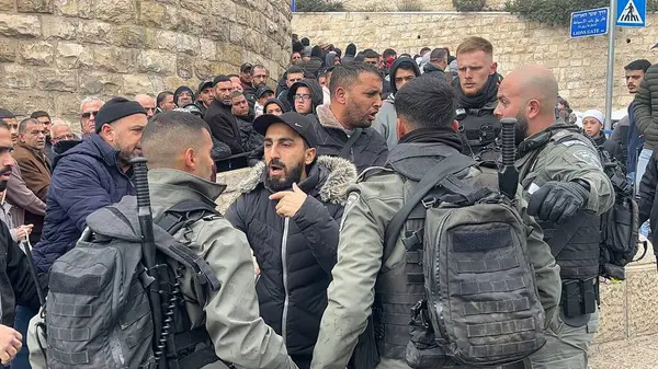 İsrail askerleri, El Aksa Camii 'ne giren Müslüman askerlerin Kudüs' teki El Aksa Camii 'ne girmesini engelledi. 16 Şubat 2024, Kudüs, İsrail
