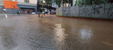 Sao Paulo (SP), Brezilya 02 / 18 / 2024 - Bu Pazar öğleden sonra kente vuran sağanak yağış Praca da Republica 'da ve ayrıca yolcuların uzun bir yoldan geçmek zorunda kaldıkları Republica metro istasyonunda sel noktaları oluşturdu. 