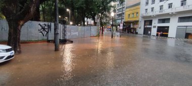 Sao Paulo (SP), Brezilya 02 / 18 / 2024 - Bu Pazar öğleden sonra kente vuran sağanak yağış Praca da Republica 'da ve ayrıca yolcuların uzun bir yoldan geçmek zorunda kaldıkları Republica metro istasyonunda sel noktaları oluşturdu. 