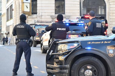 Bir bomba ihbarı üzerine bölgede polis memurları var. Paterson, New Jersey 'deki CAPS (College Achieve Paterson Charter School)' da bomba ve ateş tehdidi. 20 Şubat 2024, Paterson, New Jersey, ABD: Bomba ve saldırı tehdidi e-postayla gönderildi 