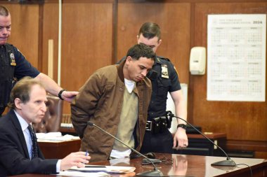 (Sığınmacı olduğuna inanılan altı göçmen Times Meydanı 'nda polis memurlarına saldırdı. 20 Şubat 2024, New York, ABD. Yohenry Brito, memurlara saldıran saldırgan. 