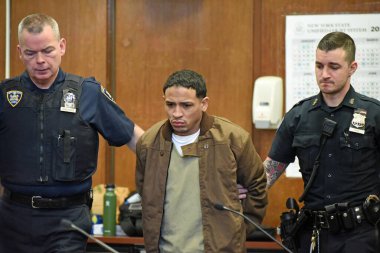 (Sığınmacı olduğuna inanılan altı göçmen Times Meydanı 'nda polis memurlarına saldırdı. 20 Şubat 2024, New York, ABD. Yohenry Brito, memurlara saldıran saldırgan. 