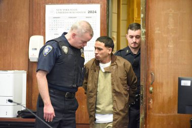 (Sığınmacı olduğuna inanılan altı göçmen Times Meydanı 'nda polis memurlarına saldırdı. 20 Şubat 2024, New York, ABD. Yohenry Brito, memurlara saldıran saldırgan. 