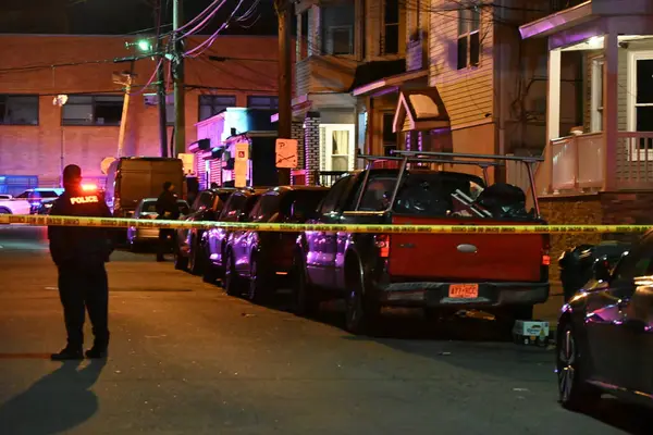 Pazartesi akşamı Paterson, New Jersey 'de çekim soruşturması. 19 Şubat 2024, Paterson, New Jersey, ABD: 19 Şubat 2024, saat 20: 10 sularında Paterson Polis Departmanı üyeleri Madison Bulvarı ve Market Caddesi 'ne sevk edildi. 