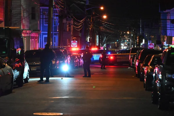 Pazartesi akşamı Paterson, New Jersey 'de çekim soruşturması. 19 Şubat 2024, Paterson, New Jersey, ABD: 19 Şubat 2024, saat 20: 10 sularında Paterson Polis Departmanı üyeleri Madison Bulvarı ve Market Caddesi 'ne sevk edildi. 