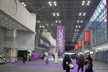 (Coterie-Magic- New York. Coterie, Cavits Center 02 / 21 / 2024 'te genç ve modern spor giyim markalarının yer aldığı kadınların en büyük toptan satış seçimi.