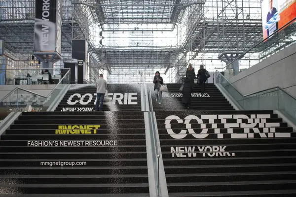 (Coterie-Magic- New York. Coterie, Cavits Center 02 / 21 / 2024 'te genç ve modern spor giyim markalarının yer aldığı kadınların en büyük toptan satış seçimi.