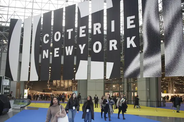 Coterie -Magic- New York. Coterie, Cavits Center 02 / 21 / 2024 'te genç ve modern spor giyim markalarının yer aldığı kadınların en büyük toptan satış seçimi.