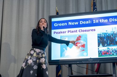 Vekil Alexandria Ocasio-Cortez Queens 'te bir belediye binası işletiyor. 22 Şubat 2024, New York, New York, ABD: Cumhuriyetçi Alexandria Ocasio-Cortez, Astoria 'nın PS 171Q' sunda beş yıl süren Green New Deal 'ın ardından belediye binasında açıklama yaptı. 