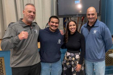 Vekil Alexandria Ocasio-Cortez Queens 'te bir belediye binası işletiyor. 22 Şubat 2024, New York, New York, ABD: Cumhuriyetçi Alexandria Ocasio-Cortez (2R), Belediye Binası 'nda basın açıklaması yaparken sendika üyeleriyle poz verdi 