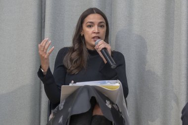 Vekil Alexandria Ocasio-Cortez Queens 'te bir belediye binası işletiyor. 22 Şubat 2024, New York, New York, ABD: Cumhuriyetçi Alexandria Ocasio-Cortez New York Eyaleti Senatörü Michael Gianaris, New York Eyalet Meclisi Üyesi 