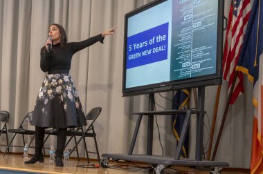 Vekil Alexandria Ocasio-Cortez Queens 'te bir belediye binası işletiyor. 22 Şubat 2024, New York, New York, ABD: Cumhuriyetçi Alexandria Ocasio-Cortez, Astoria 'nın PS 171Q' sunda beş yıl süren Green New Deal 'ın ardından belediye binasında açıklama yaptı. 
