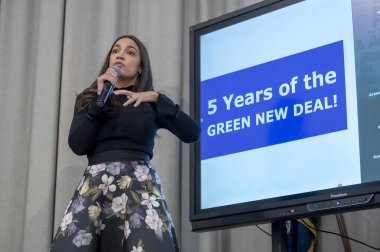Vekil Alexandria Ocasio-Cortez Queens 'te bir belediye binası işletiyor. 22 Şubat 2024, New York, New York, ABD: Cumhuriyetçi Alexandria Ocasio-Cortez, Astoria 'nın PS 171Q' sunda beş yıl süren Green New Deal 'ın ardından belediye binasında açıklama yaptı. 