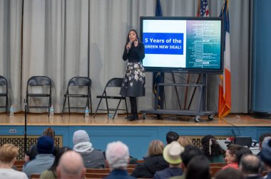 Vekil Alexandria Ocasio-Cortez Queens 'te bir belediye binası işletiyor. 22 Şubat 2024, New York, New York, ABD: Cumhuriyetçi Alexandria Ocasio-Cortez, Astoria 'nın PS 171Q' sunda beş yıl süren Green New Deal 'ın ardından belediye binasında açıklama yaptı.