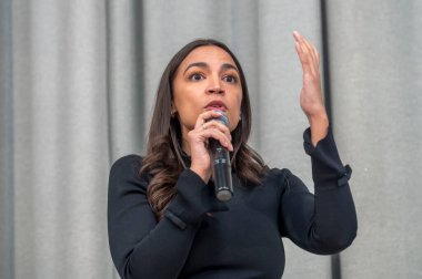 Vekil Alexandria Ocasio-Cortez Queens 'te bir belediye binası işletiyor. 22 Şubat 2024, New York, New York, ABD: Cumhuriyetçi Alexandria Ocasio-Cortez, Astoria 'nın PS 171Q' sunda beş yıl süren Green New Deal 'ın ardından belediye binasında açıklama yaptı.