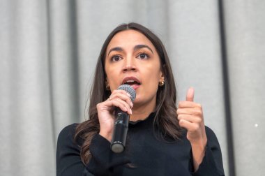 Vekil Alexandria Ocasio-Cortez Queens 'te bir belediye binası işletiyor. 22 Şubat 2024, New York, New York, ABD: Cumhuriyetçi Alexandria Ocasio-Cortez, Astoria 'nın PS 171Q' sunda beş yıl süren Green New Deal 'ın ardından belediye binasında açıklama yaptı.
