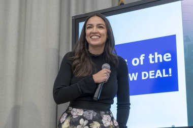 Vekil Alexandria Ocasio-Cortez Queens 'te bir belediye binası işletiyor. 22 Şubat 2024, New York, New York, ABD: Cumhuriyetçi Alexandria Ocasio-Cortez, Astoria 'nın PS 171Q' sunda beş yıl süren Green New Deal 'ın ardından belediye binasında açıklama yaptı. 