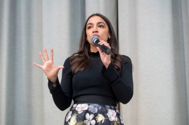 Vekil Alexandria Ocasio-Cortez Queens 'te bir belediye binası işletiyor. 22 Şubat 2024, New York, New York, ABD: Cumhuriyetçi Alexandria Ocasio-Cortez, Astoria 'nın PS 171Q' sunda beş yıl süren Green New Deal 'ın ardından belediye binasında açıklama yaptı. 