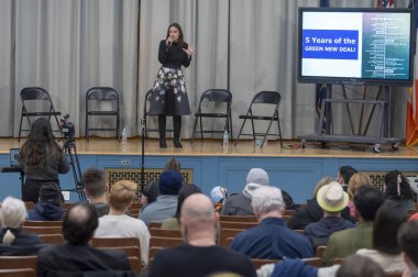 Vekil Alexandria Ocasio-Cortez Queens 'te bir belediye binası işletiyor. 22 Şubat 2024, New York, New York, ABD: Cumhuriyetçi Alexandria Ocasio-Cortez, Astoria 'nın PS 171Q' sunda beş yıl süren Green New Deal 'ın ardından belediye binasında açıklama yaptı. 