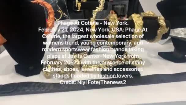 コテリー マジック ニューヨーク でのファージブランド 女性の最大の卸売セレクションであるCoterieは ジャビットセンター02 2024で行われている現代的で現代的なスポーツウェアファッションブランドをトレンドします — ストック動画