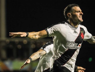 Cariacica (ES), 02 / 24 / 2024 - Vegetti, Vasco ile Carioca Futbol Şampiyonası 2024 'ün 10. Raundunda geçerli olan Volta Redonda arasında oynanan maçta gol attı ve bunu kutladı.