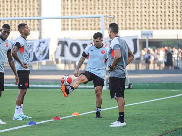 Cariacica (ES), 02/24/2024 - Gary Medel in the warm-up during the match between Vasco against Volta Redonda, valid for the 10th Round of the Carioca Football Championship 2024, held at the Kleber Andrade Stadium