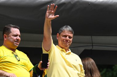 Sao Paulo SP, 02 / 25 / 2024 - Sao Paulo Tarcisio de Freitas valisi, bu Pazar günü Sao Paulo şehrinde Avenida Paulista 'da düzenlenen bir gösteri sırasında,). 