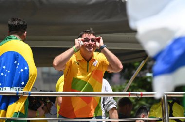 Sao Paulo SP, Brezilya 02 / 25 / 2024 - Senatör Flavio Bolsonaro, bu Pazar günü Sao Paulo kentinde Avenida Paulista 'da düzenlenen bir gösteri sırasında). 