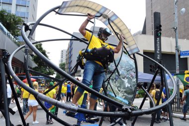 Sao Paulo (SP), Brezilya 02 / 25 / 2024 - protestocular, Brezilya eski Cumhurbaşkanı Jair Bolsonaro 'nun 25 Şubat 2024 Pazar günü öğleden sonra yaptığı bir etkinlik için Avenida Paulista' ya geldiler. 